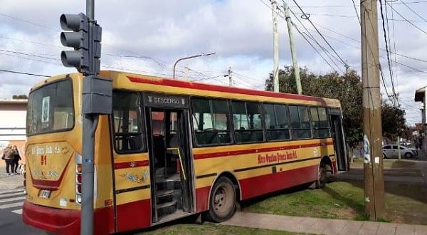 Colectivero de la línea 324 chocó tras ser atacado a golpes por un pasajero en Quilmes Oeste