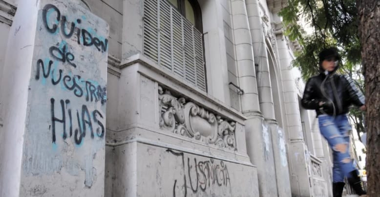 Denuncian abuso en una secundaria de Bahía Blanca: Escracharon la institución con pintadas