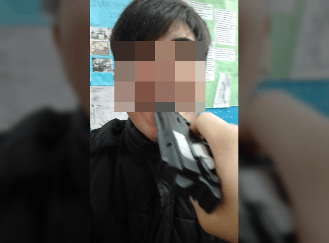 Florencio Varela: Alumno llevó revólver de juguete a la escuela y simuló fusilar a sus compañeros
