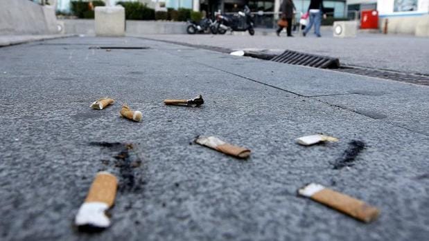 En La Plata habrá multas de hasta $351 mil por tirar colillas de cigarrillos en la vía pública: ¿Se cumplirá la normativa?