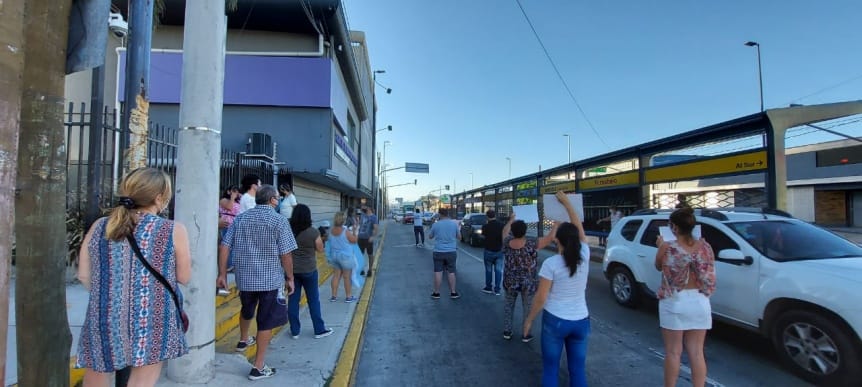 Cansados de la inseguridad, los vecinos de un barrio de Quilmes protestaron frente al Centro de Monitoreo 