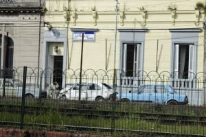 Insólita entradera frente a una comisaría en La Plata