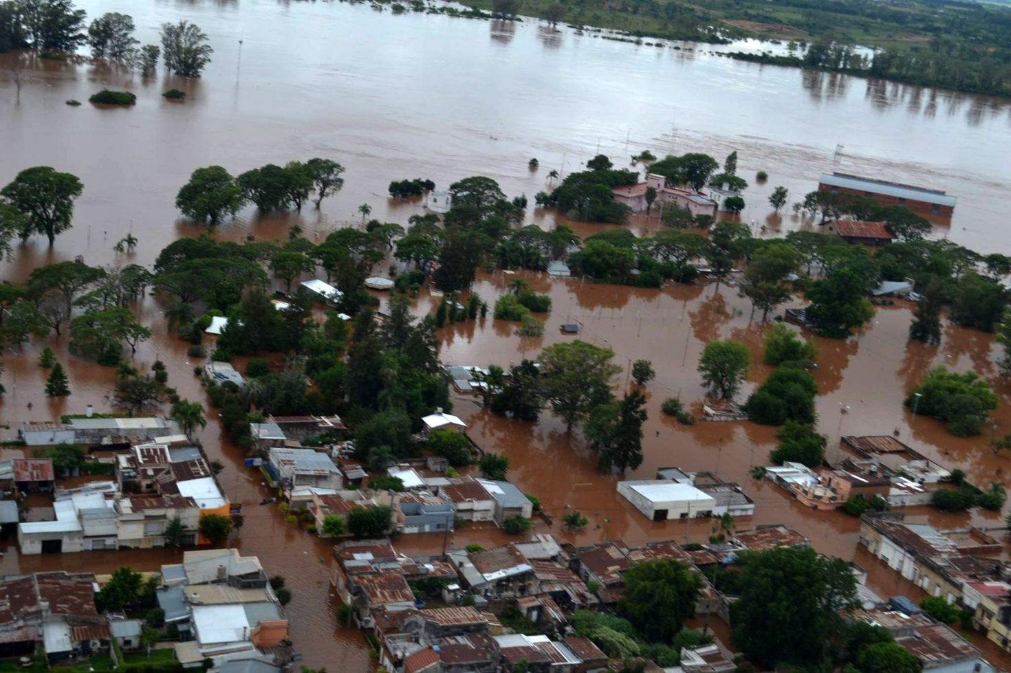 Más de 25 mil evacuados por las inundaciones en el litoral