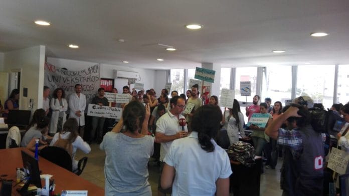 Abrazo simbólico al CONICET Mar del Plata: Piden la estabilidad de 500 trabajadores