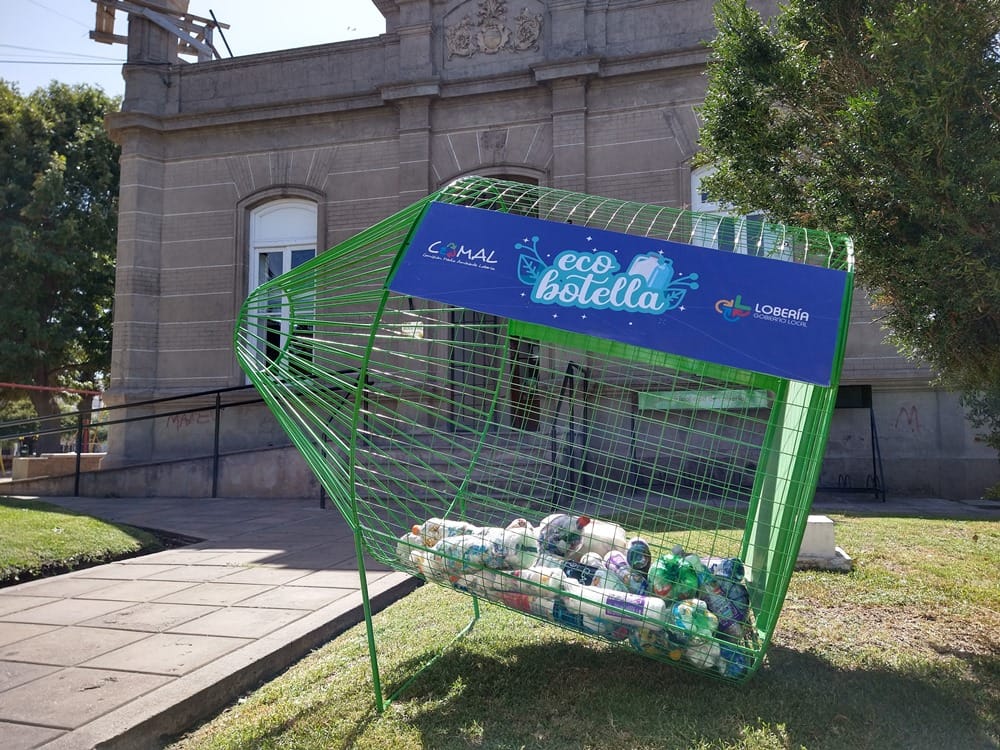 Reciclaje en Lobería: Instalan un contenedor "EcoBotella"