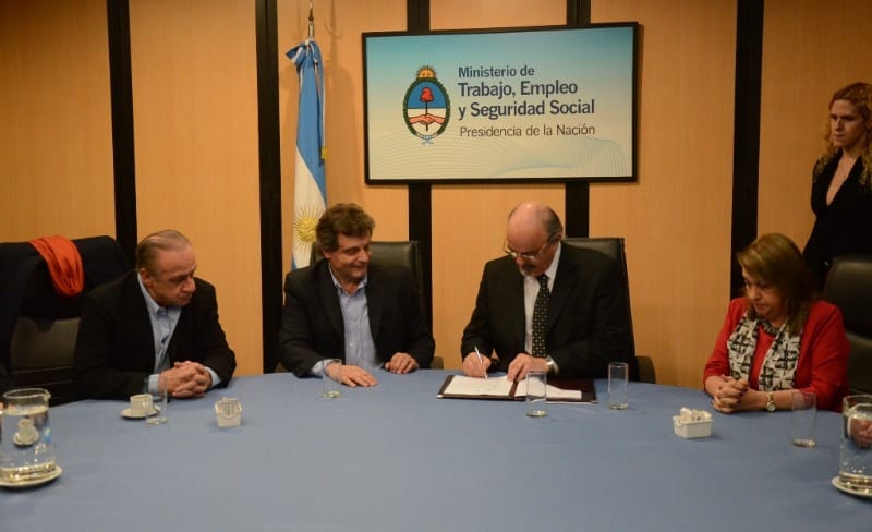 Mar del Plata: Pulti firmó acuerdo para generar puestos de trabajo