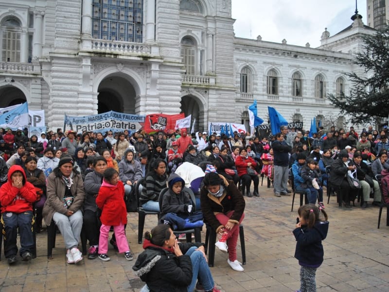 Asamblea pública de cooperativistas frente al municipio de La Plata