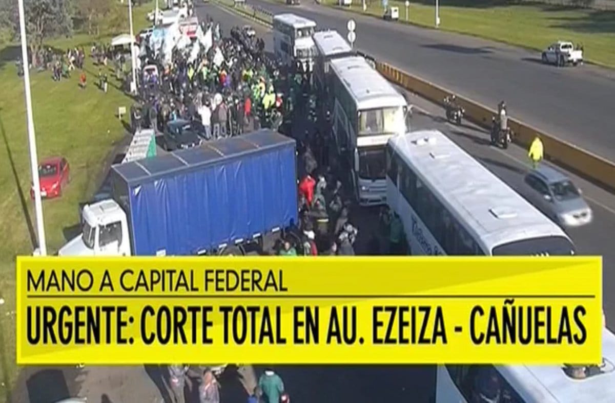 Sorpresiva protesta de Camioneros: Corte total en Autopista Ezeiza - Cañuelas 