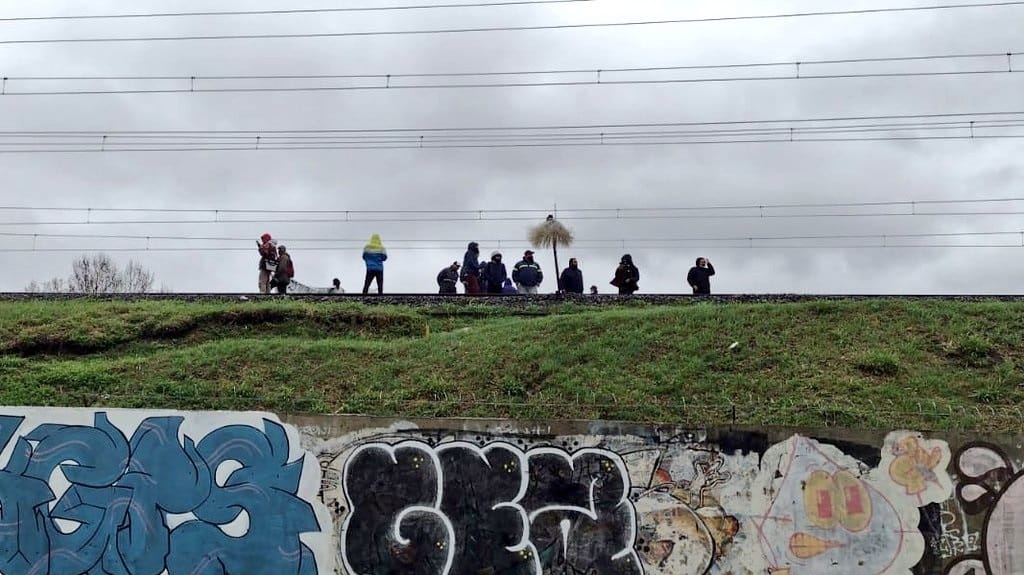 Unos 30 manifestantes cortaron las vías del Tren Roca e interrumpieron el servicio