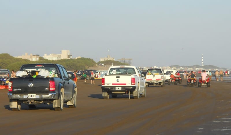 En Necochea prohiben la circulación de vehículos por la playa