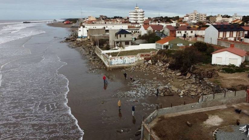 La Costa: Por la erosión costera expropiarán 150 casas del frente marítimo 