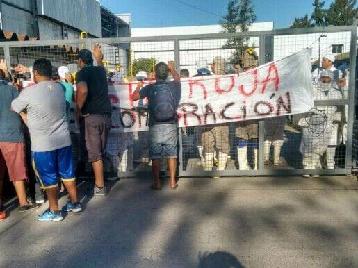 Trabajadores despedidos bloquean la planta de Cresta Roja en Esteban Echeverria