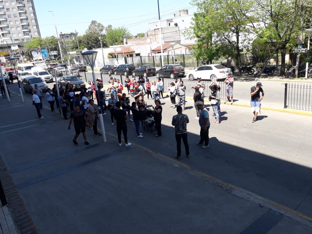 Trabajadores despedidos de Cresta Roja se movilizaron a la municipalidad de Ezeiza 