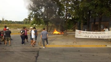 Protesta de trabajadores de Cresta Roja para reactivar la planta de Esteban Echeverría