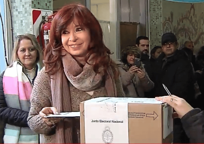 Cristina votó en Río Gallegos y evitó hablar con la prensa