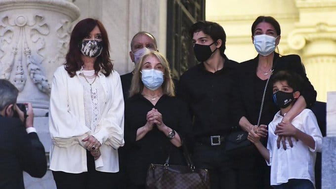 Cristina Kirchner asistió al funeral de Menem vestida de blanco, con sandalias y un barbijo de Néstor, Perón y Evita