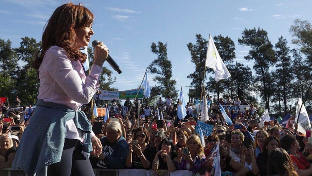 Desde Ezeiza, Cristina Kirchner criticó el "ajuste brutal" de Macri y pidió por Santiago Maldonado