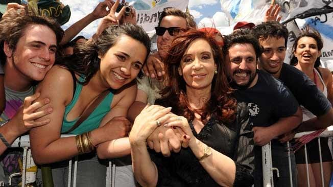 Cristina apuesta a seducir a los jóvenes durante un acto del Día de la Primavera en Ensenada