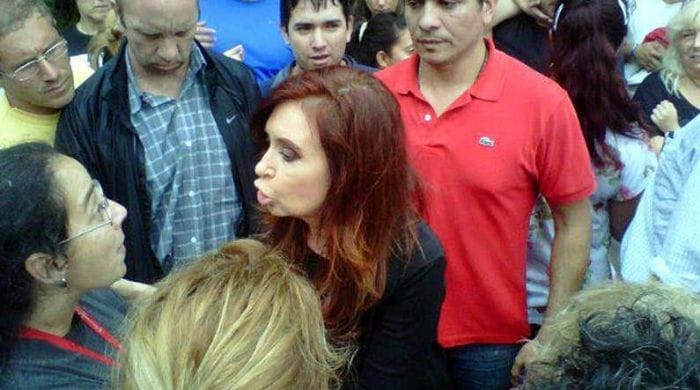 Explosión en Rosario: Cristina recorrió, en medio de abucheos, el lugar de la tragedia