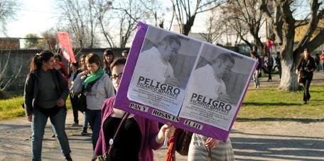 La Plata: Escracharon a cura abusador 