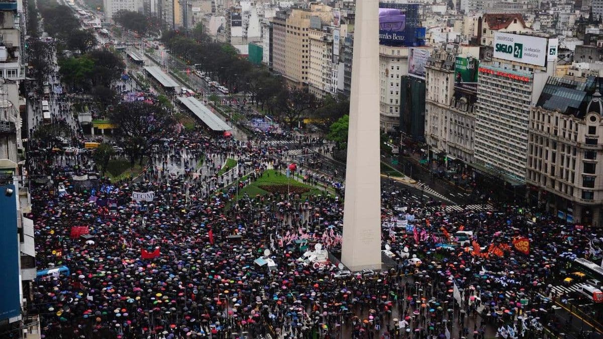 #NiUnaMenos Multitudinaria marcha en el "Miércoles negro"