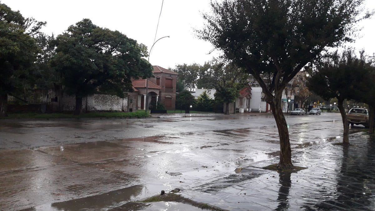 Rauch: Calles anegadas tras un fuerte temporal con abundante caída de agua