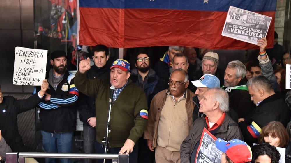 Mientras Maduro reprimía en Venezuela, D'Elía lo defendió frente a la embajada