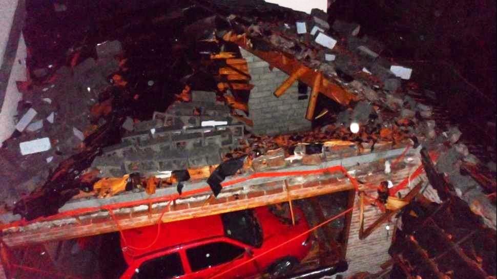 Temporal: Una fábrica se derrumbó sobre una casa en Lanús