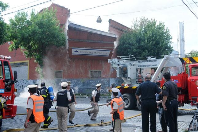 Incendio y derrumbe en depósito de Barracas: 9 muertos y 7 heridos graves