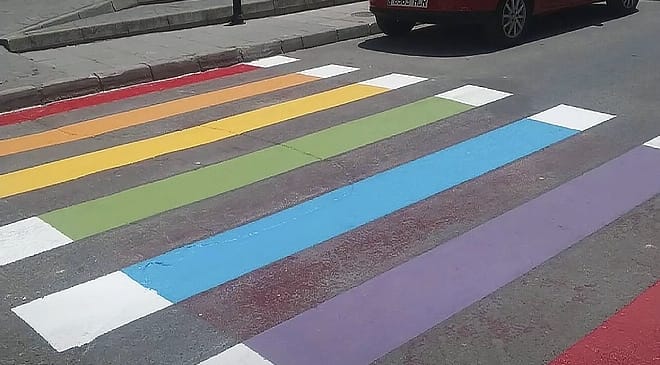 Aprobaron proyecto para pintar las sendas peatonales de Bahía Blanca con los colores de la diversidad sexual