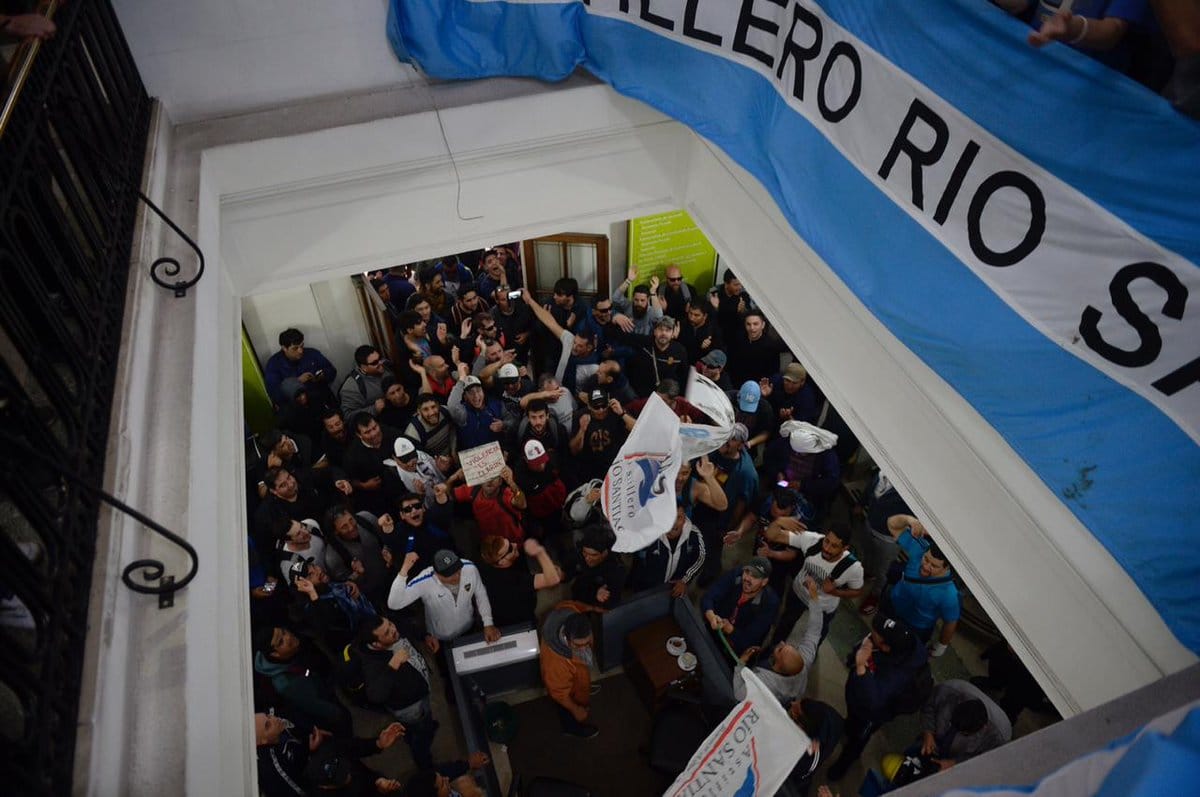 Trabajadores de Astilleros Río Santiago tomaron el Ministerio de Economía de la Provincia