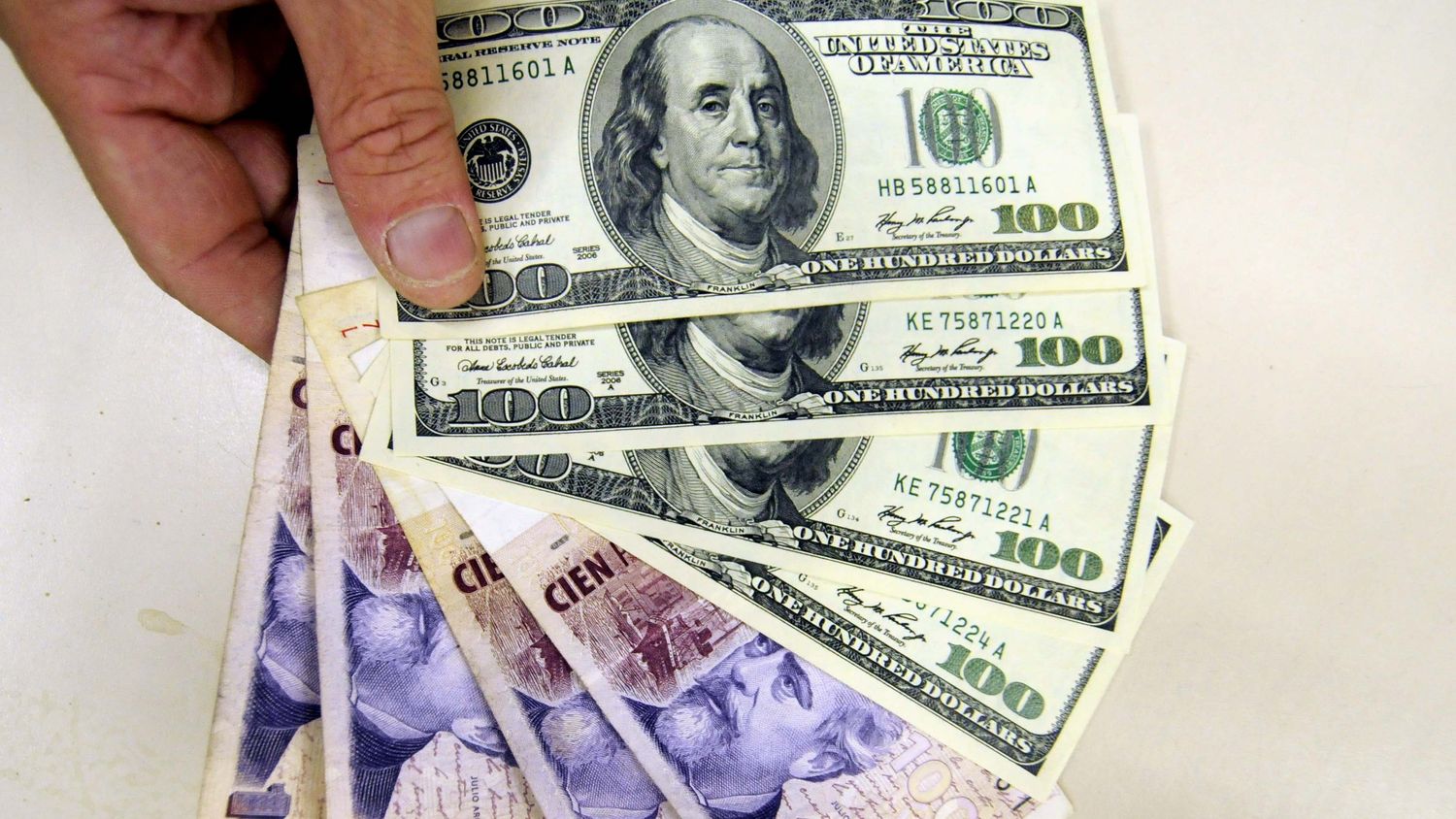 Cotización del dólar: Subió el oficial y el blue llega a 12,75 pesos