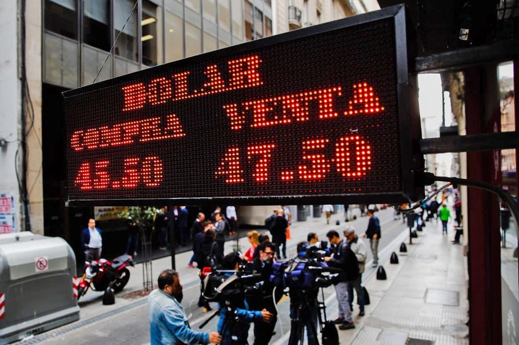 Economía en tensión: El dólar y el riesgo país moderan la suba tras nuevos récords