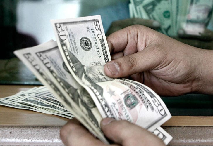 El dólar sigue imparable y disparó una suba de $1,80 respecto al viernes: Abrió a $25,50