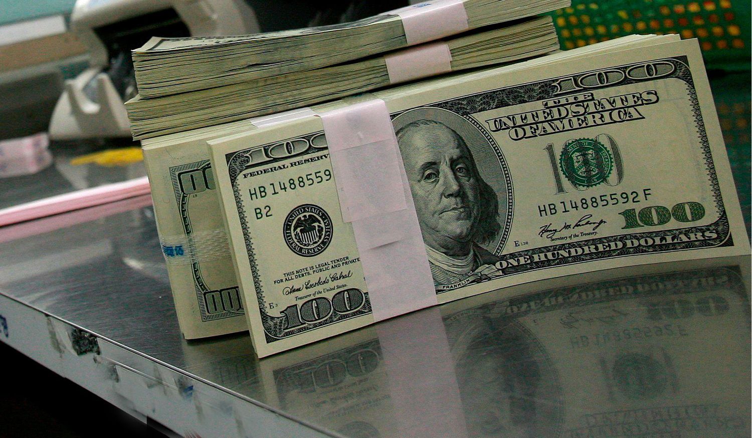Cotización del dólar: Bajó el blue y el oficial a 9 pesos