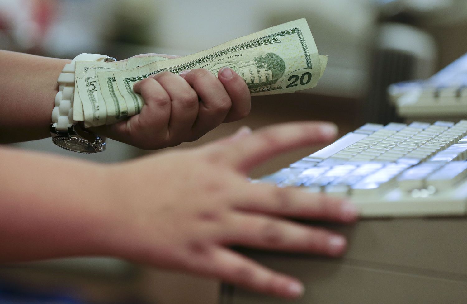 Primera jornada hábil de 2014: El dólar libre sube a $10,16