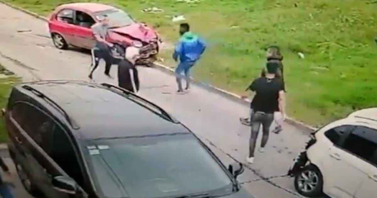 Lanús: Chocó con su auto a los ladrones que asaltaba a su suegro y se peleó mano a mano mientras le apuntaban