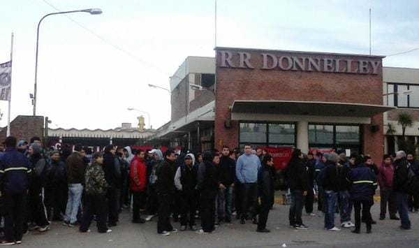 Trabajadores de Donnelley encontraron la empresa cerrada en Garín: 400 familias en la calle 