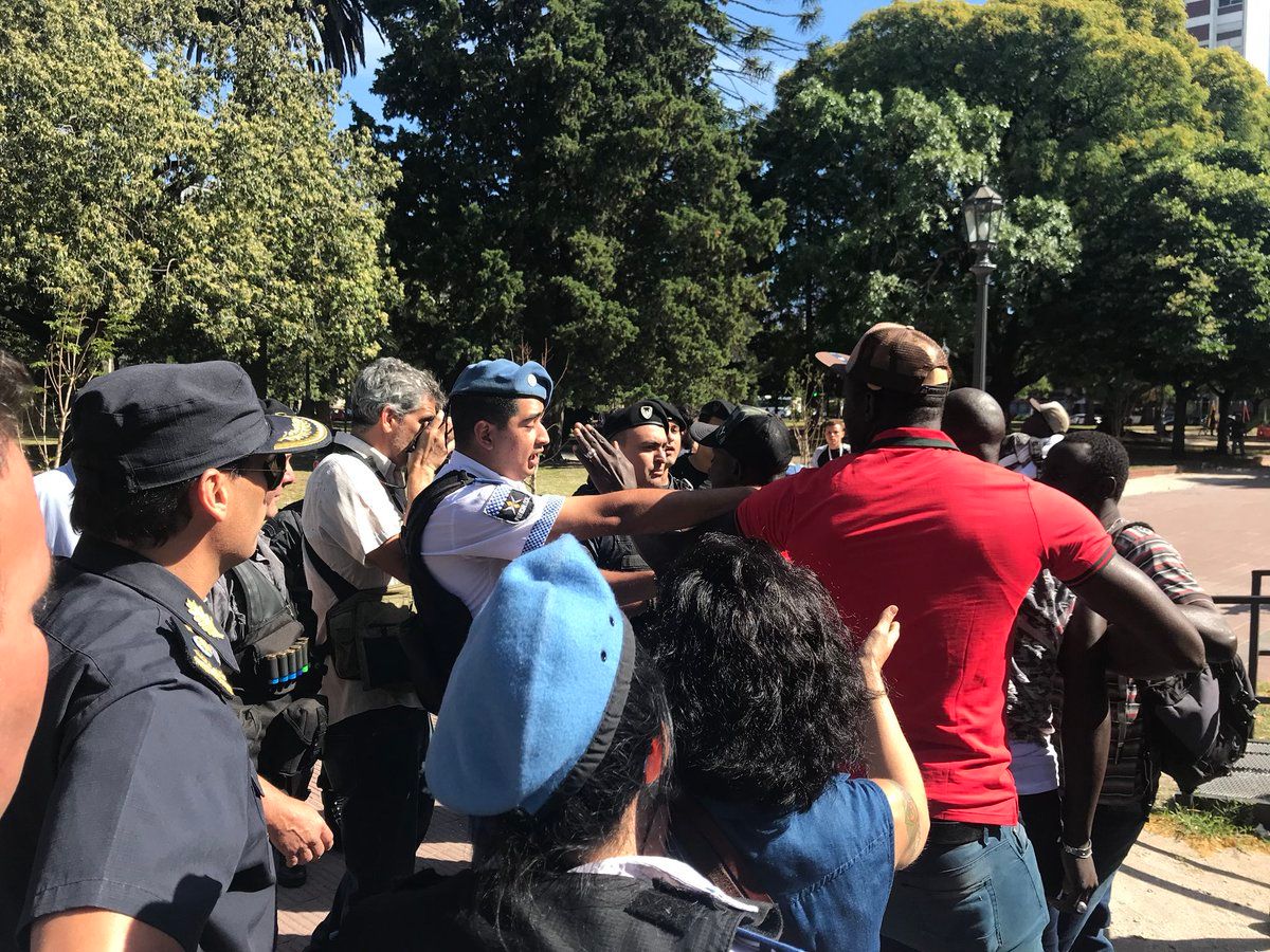 Violento desalojo de vendedores ambulantes en La Plata