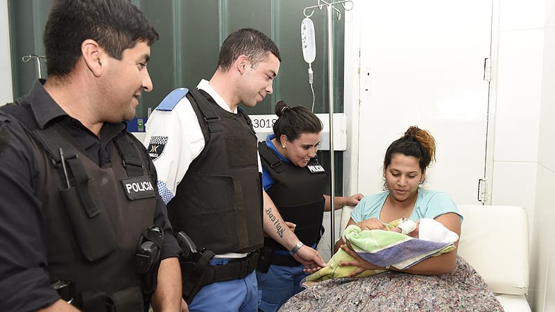Malvinas Argentinas: Oficiales de la Policía Local ayudaron a dar a luz a una joven