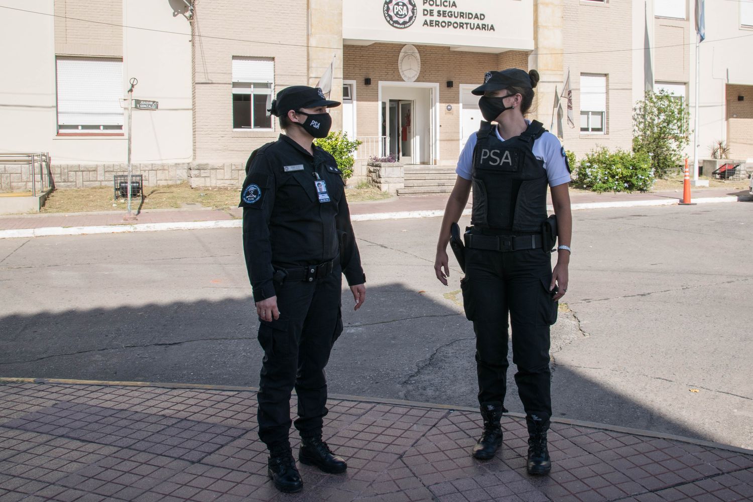 Sin femenino ni masculino: Policía de Seguridad Aeroportuaria presentó su nuevo "reglamento de uniformes no binario"