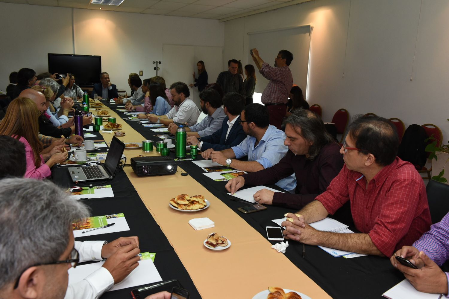 Secretarios de Producción de diversos municipios se reunieron en Ituzaingó por la situación económica