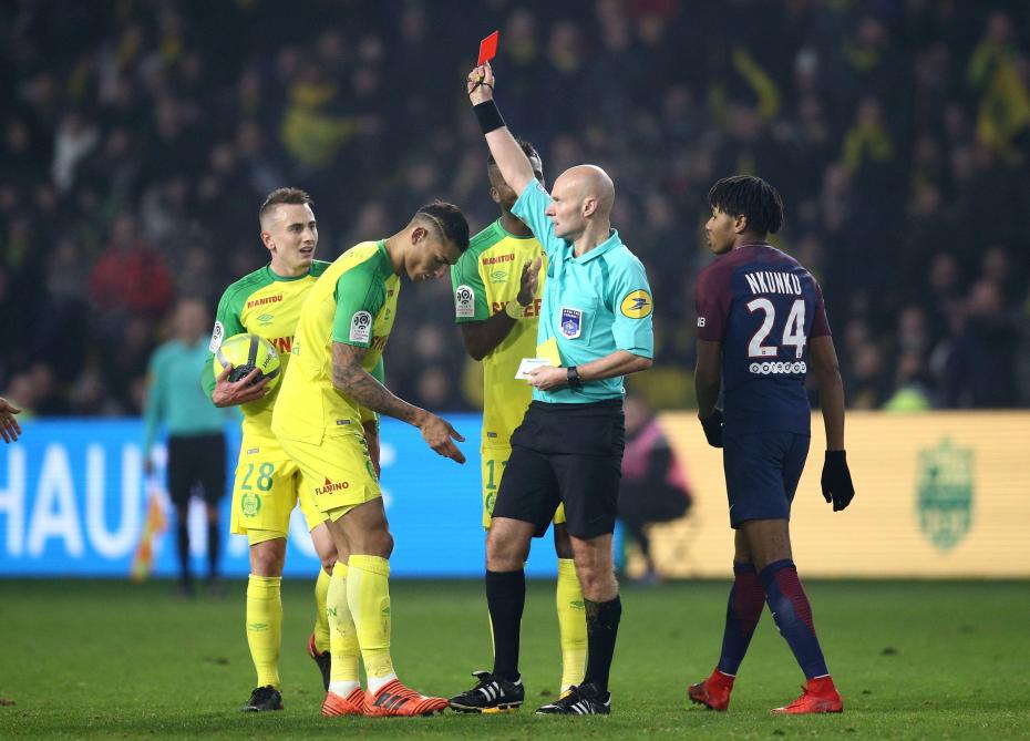  Video insólito: Un árbitro le intenta pegar una patada a un jugador del Nantes y luego lo expulsa