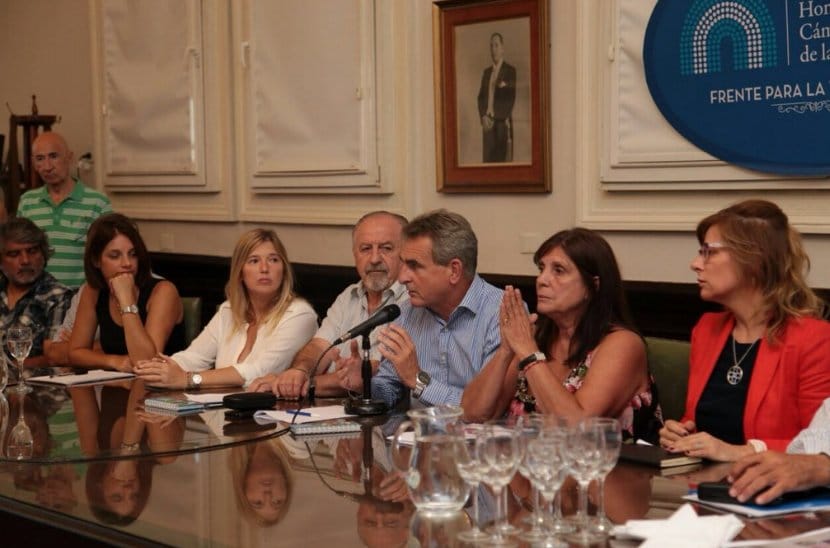 Diputados de UC pedirán interpelar a Sánchez Zinny por el cierre de escuelas 