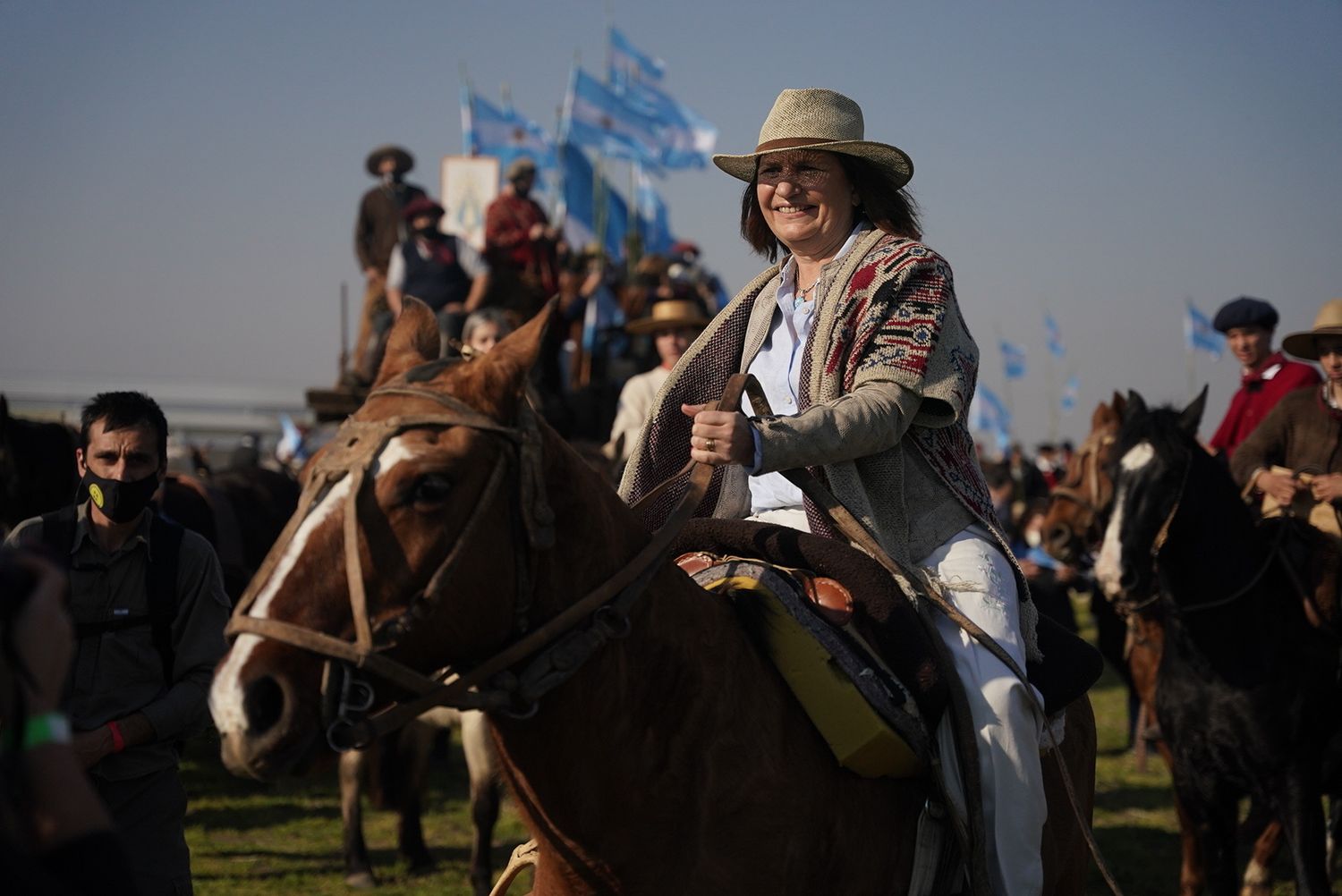 Patricia Bullrich sorprendió a todos al llegar con poncho y a caballo a la protesta del campo en San Nicolás 