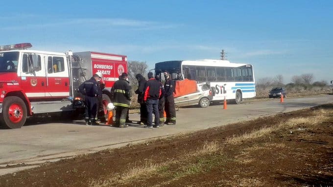Choque fatal entre una camioneta y un colectivo de la Municipalidad de Zárate: Hay un muerto
