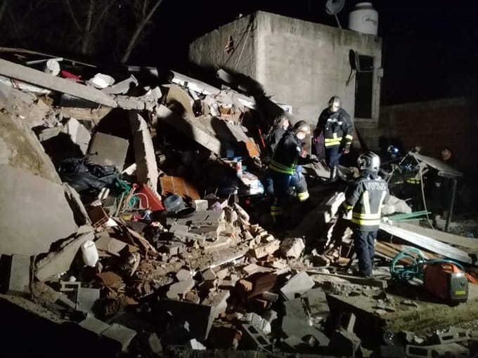 Tragedia por el derrumbe de una casa en Lomas de Zamora: Hay al menos dos muertos y 4 heridos leves