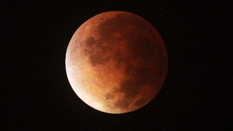 Eclipse lunar: La Luna se tiñó de rojo y pudo verse desde toda la Provincia