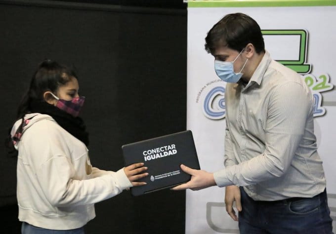 En Avellaneda comenzaron a entregar netbooks a estudiantes de escuelas secundarias del municipio