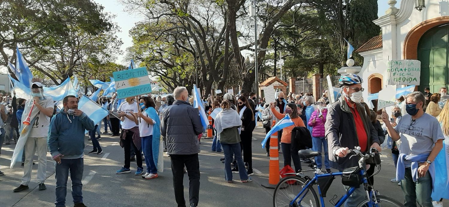 Nuevo "banderazo" en contra del gobierno nacional: En la Provincia hubo protestas en Quinta de Olivos y La Plata